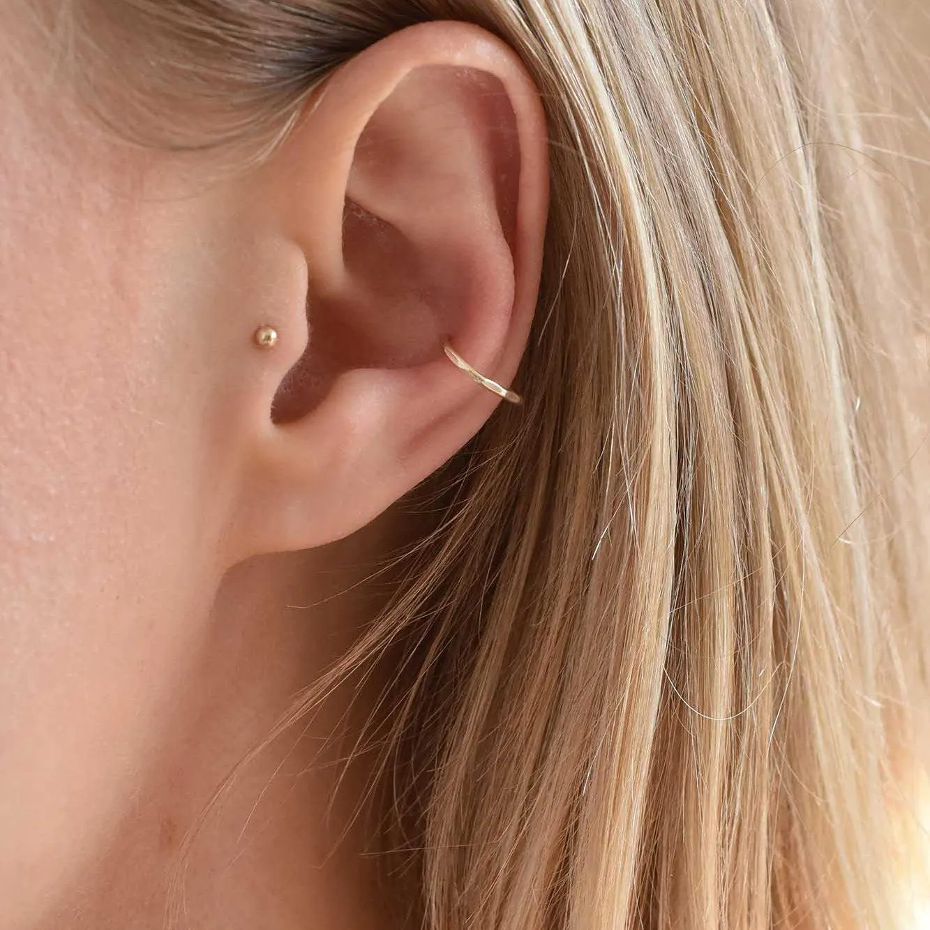 18ct Gold Textured Conch Hoop - Image 3