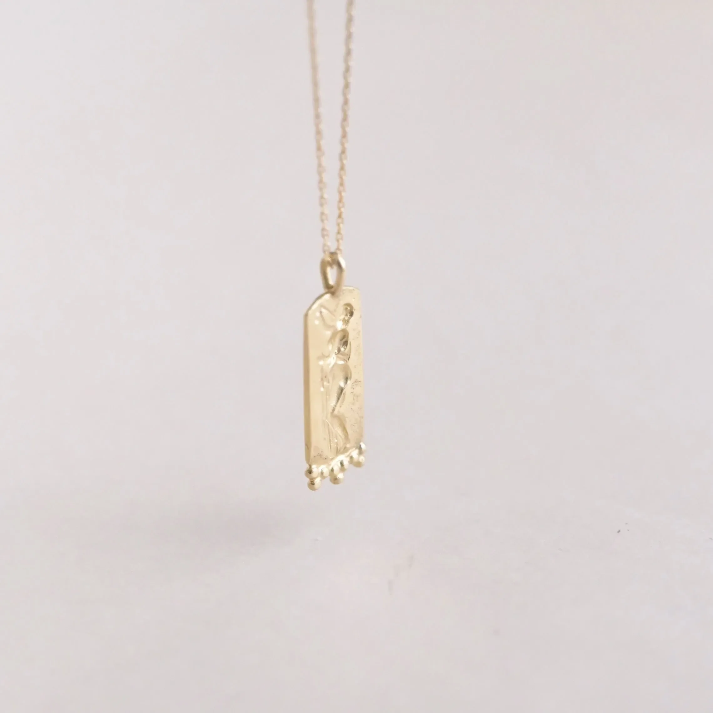 9ct Gold Goddess Aphrodite Rectangle Pendant Necklace - Image 4