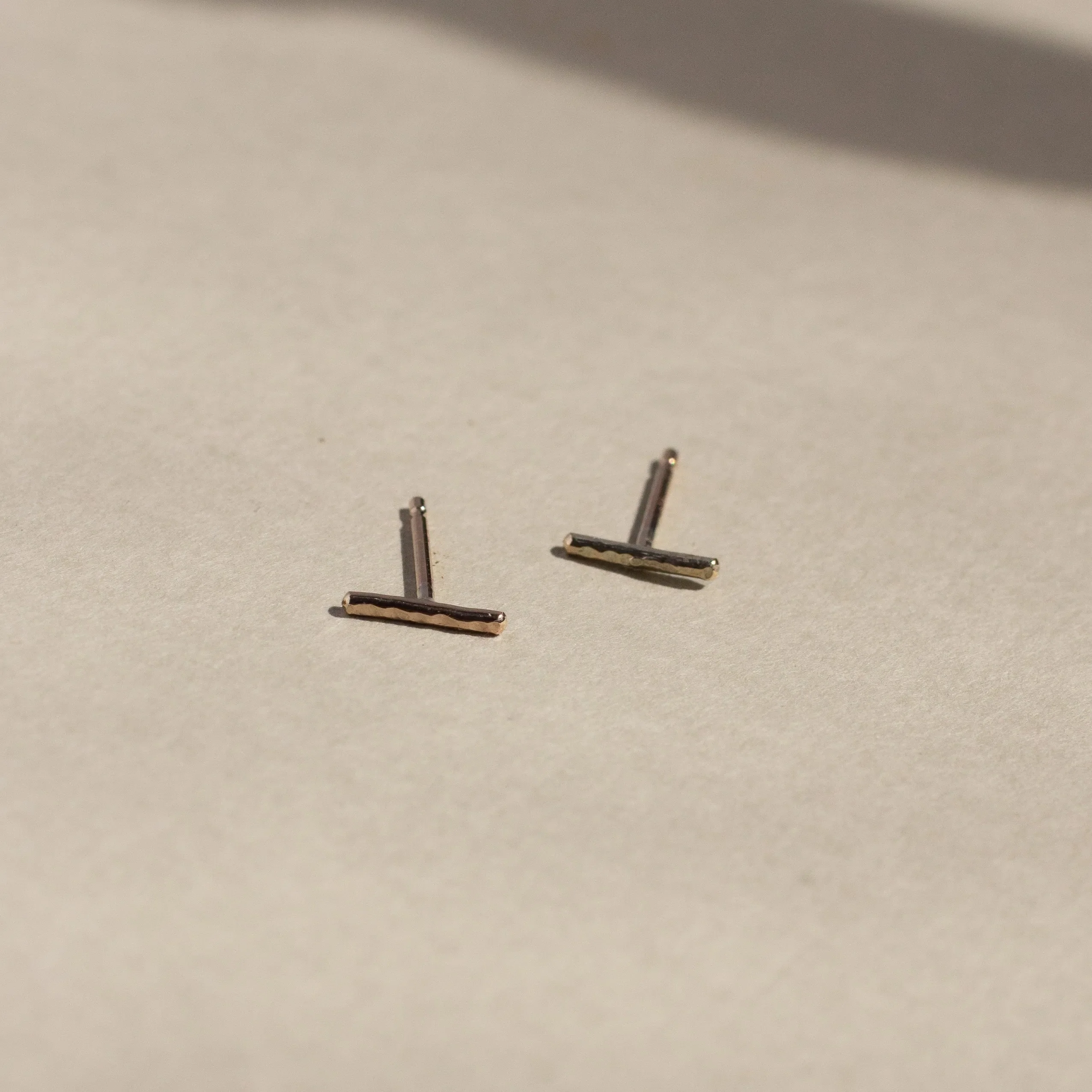 9ct Gold Hammered Bar Earrings - Image 3