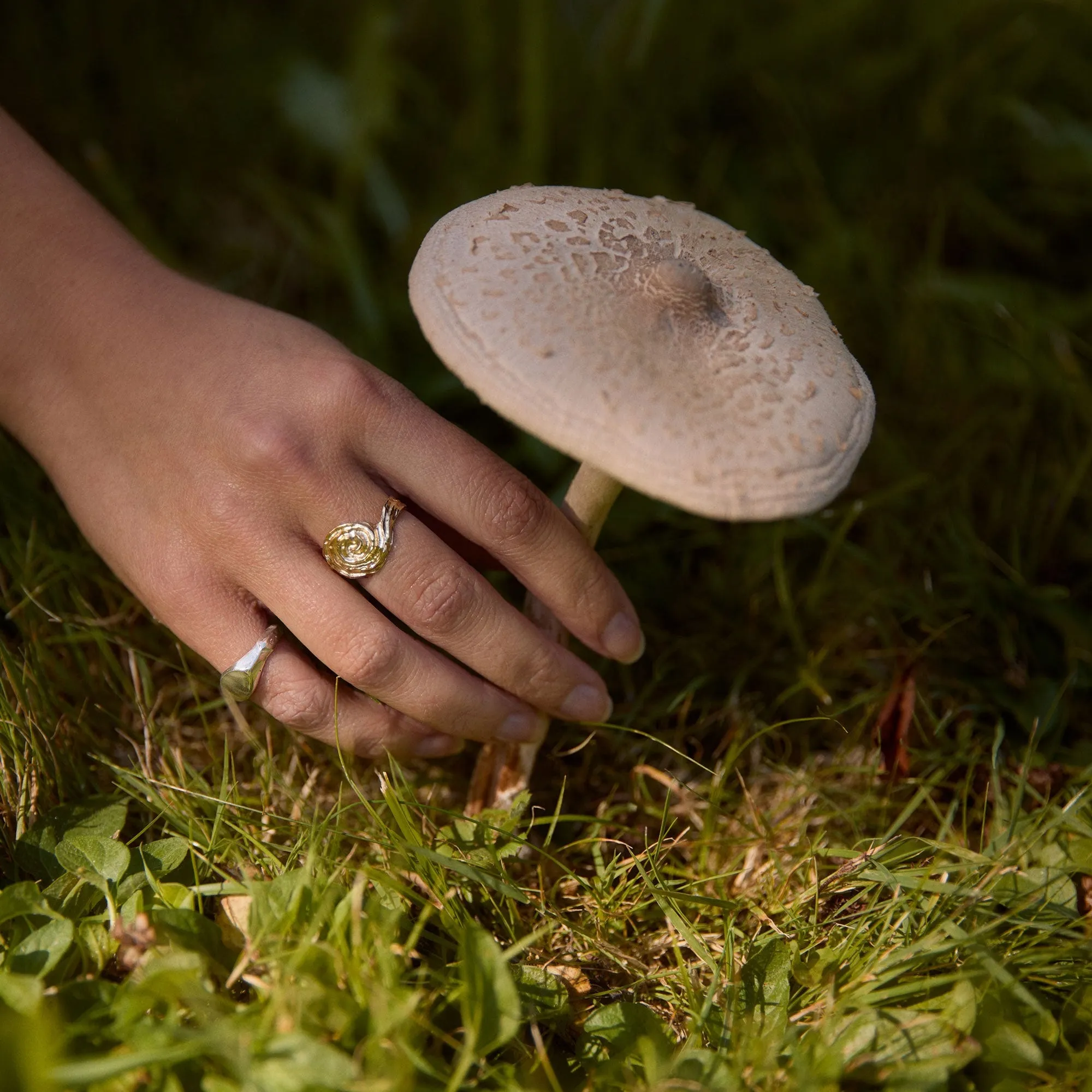 9ct Gold Bloom Swirl Ring - Image 5